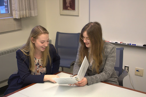 Sydnie Oakleaf ‘25 and Sophia Wohlwend ‘25 discuss changes to a piece of prose. 