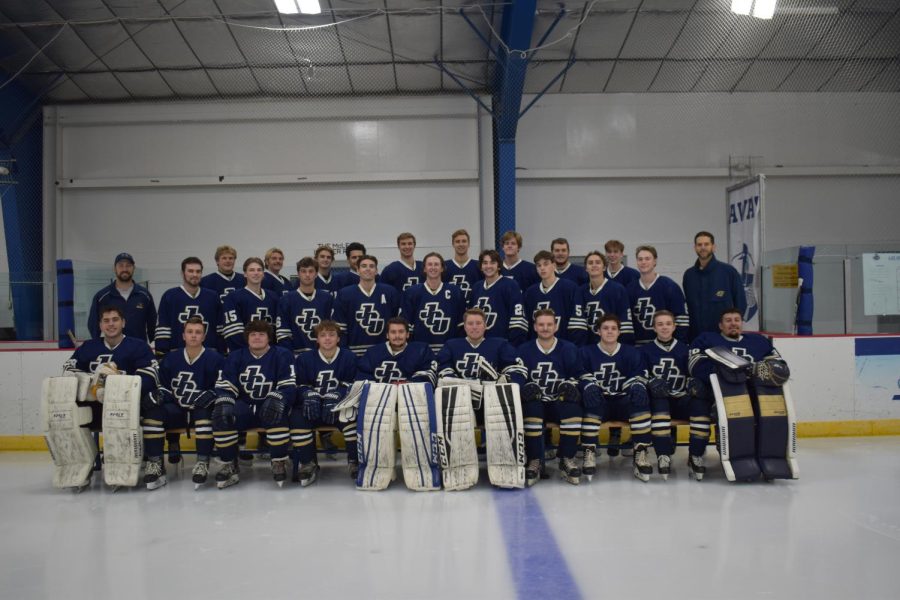 The+2022-2023+JCU+Hockey+team+photo+showcasing+their+lineup+and+predicted+talent.