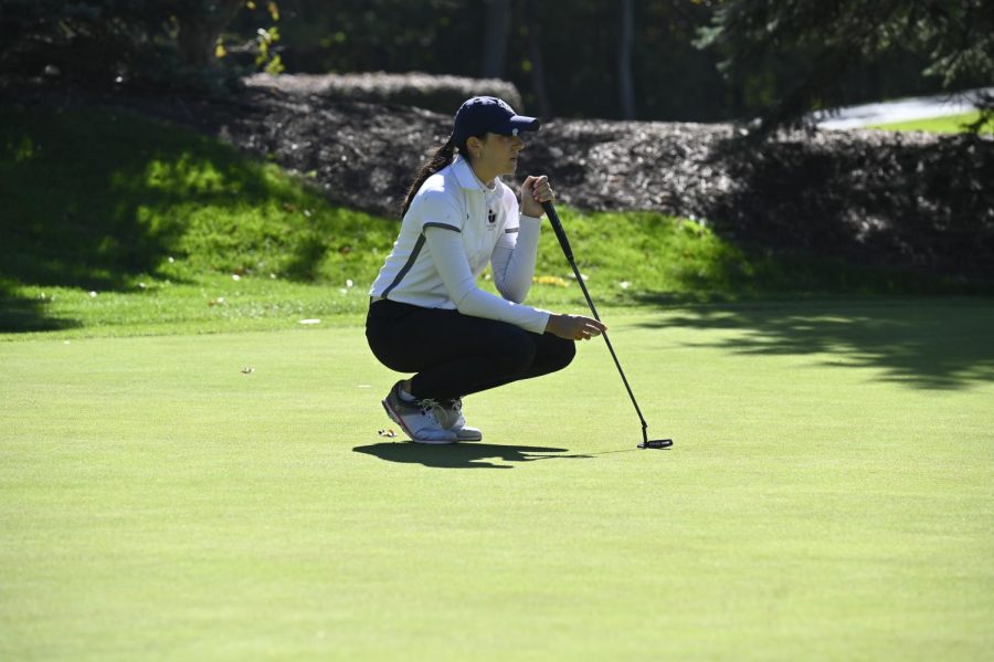 Isabella Mineo reads the line for her putt last season during fall competition.
