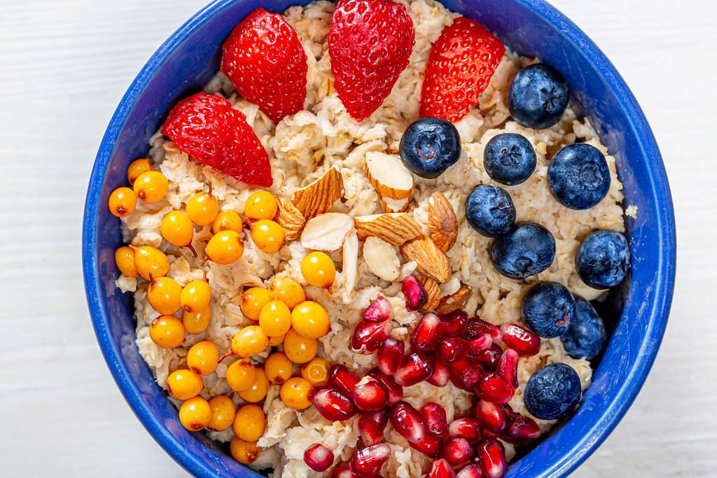 Some inspiration on how to plate your oatmeal in your vegetarian cuisine journey.