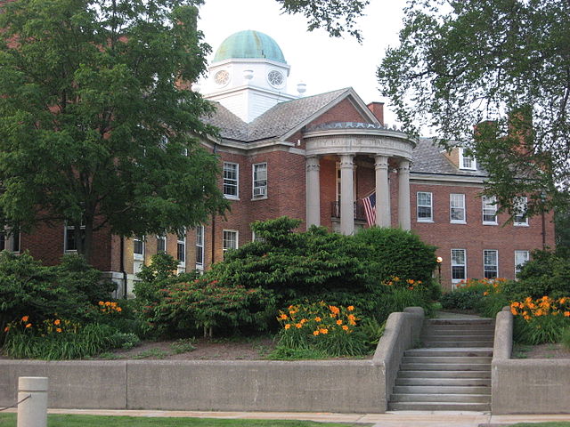 City neighbor to University Heights and John Carroll, Shaker Heights City Hall is located on 3400 Lee Road. 